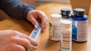 packing-medicine-organizer-pills